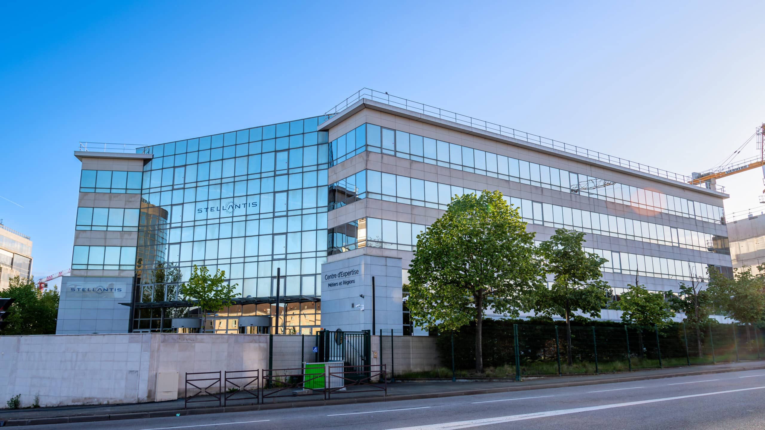 La famille Peugeot mise sur la stabilité pour son avenir dans Stellantis