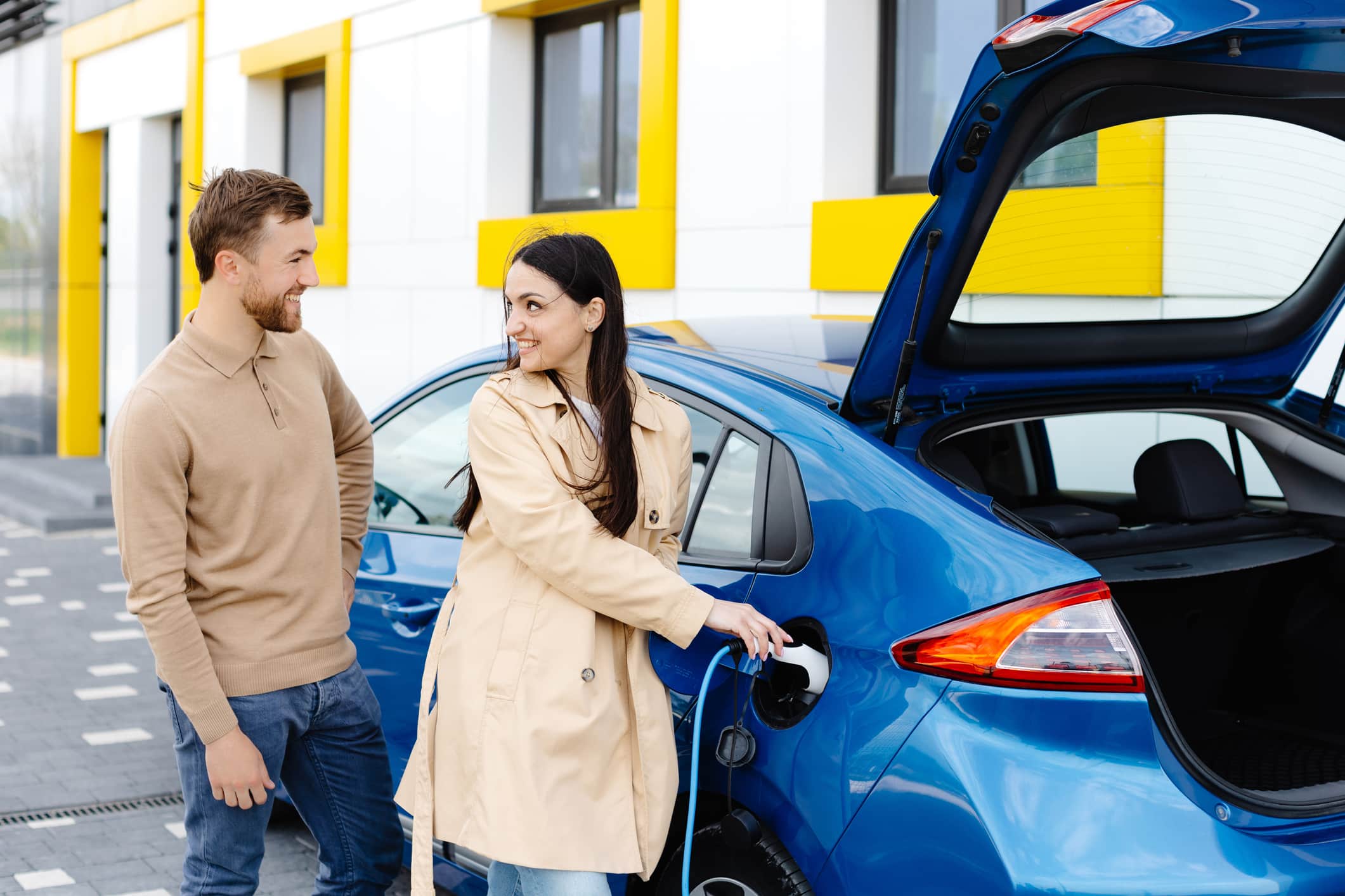 Les garanties des batteries : hybride rechargeable vs voiture électrique