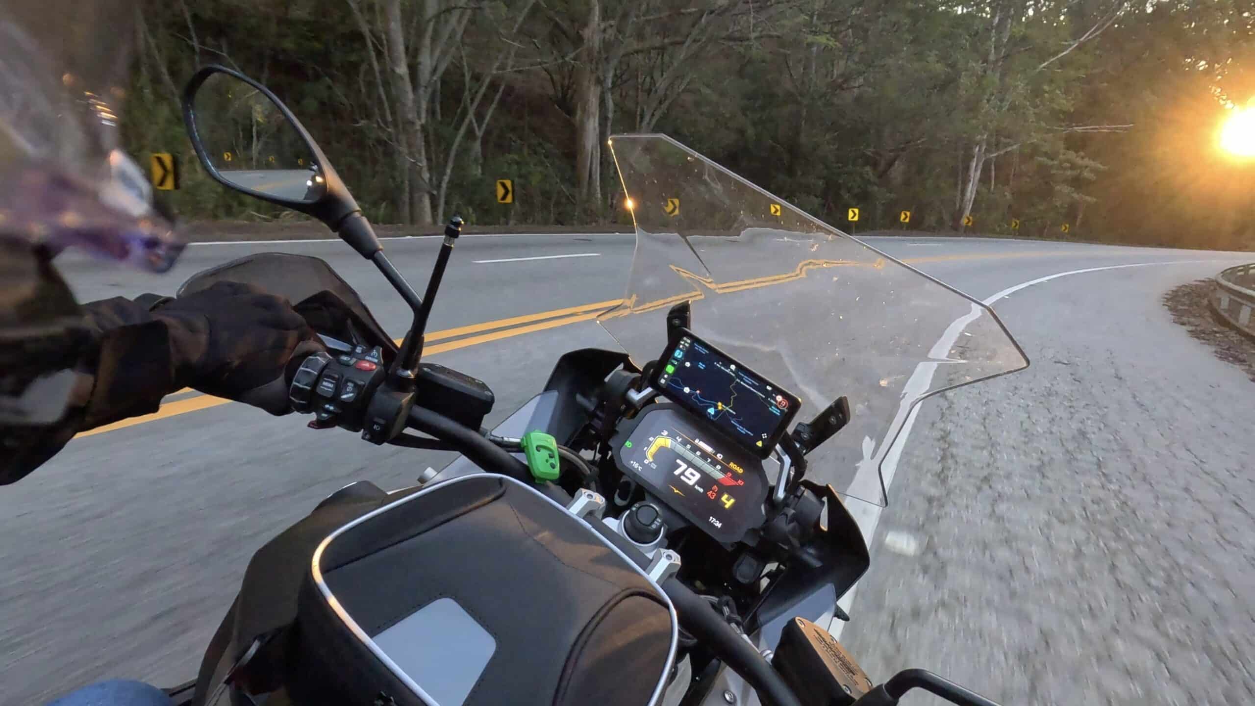 Moto connectée : quels équipements améliorent réellement la sécurité ?
