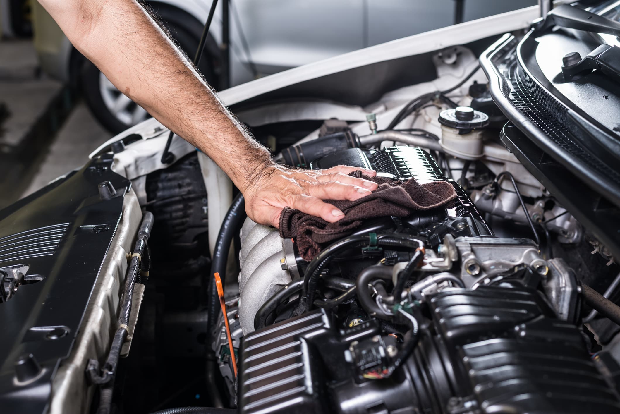 Comment nettoyer le moteur d'une voiture ? 3 solutions