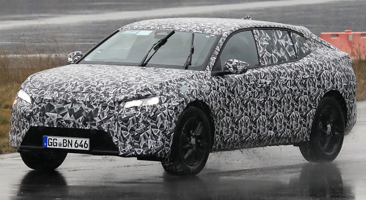 Peugeot 408, les premières images du crossover