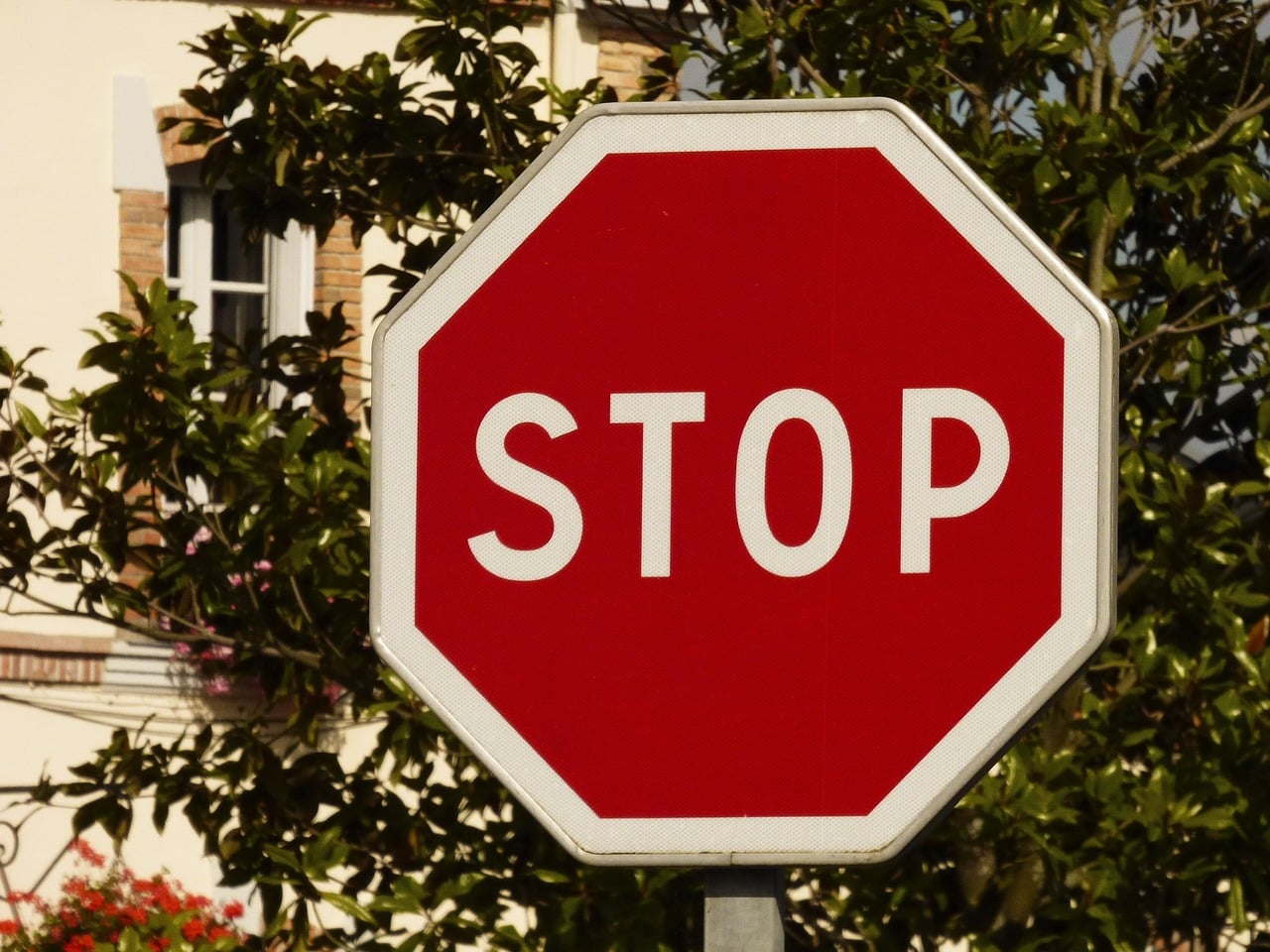 L'importance des panneaux stop dans la sécurité routière