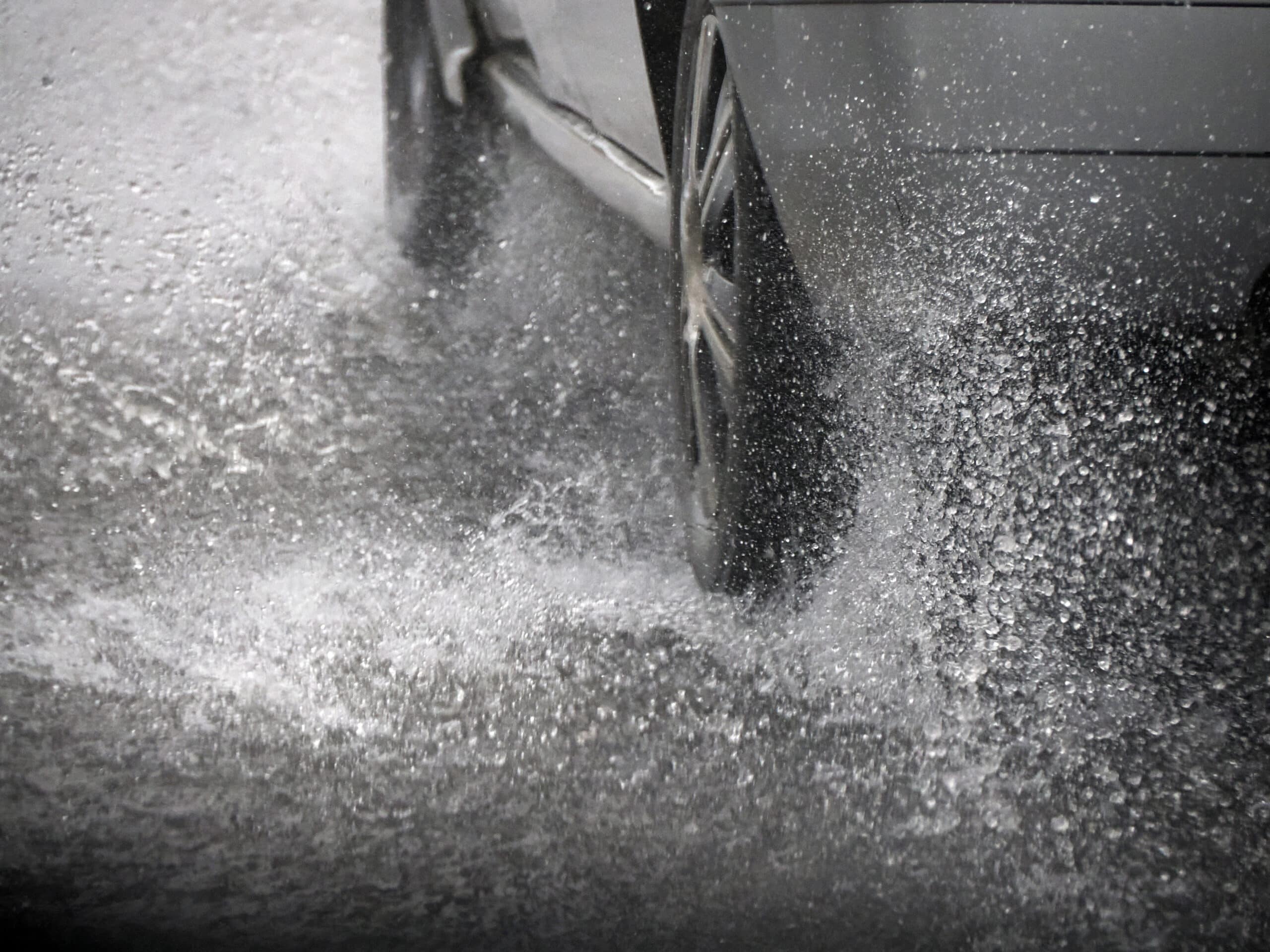 Perte d’adhérence : comment réagir face à l’aquaplaning et à la neige fondue ?