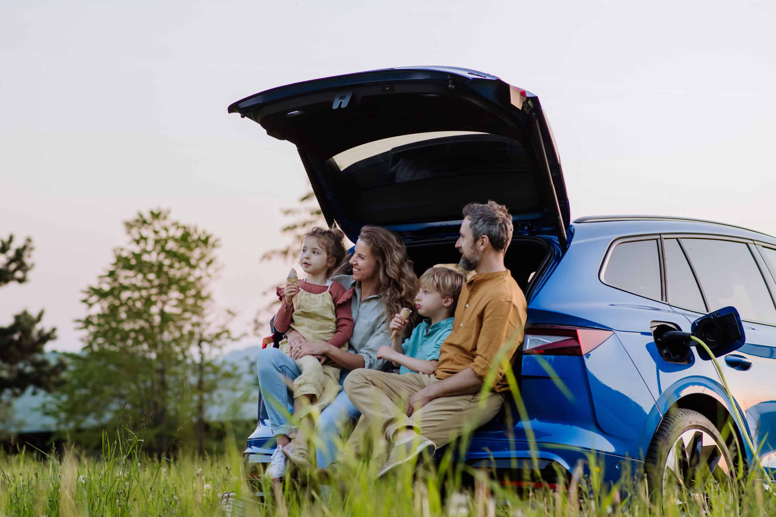 Quels équipements choisir pour voyager en voiture électrique en famille ?