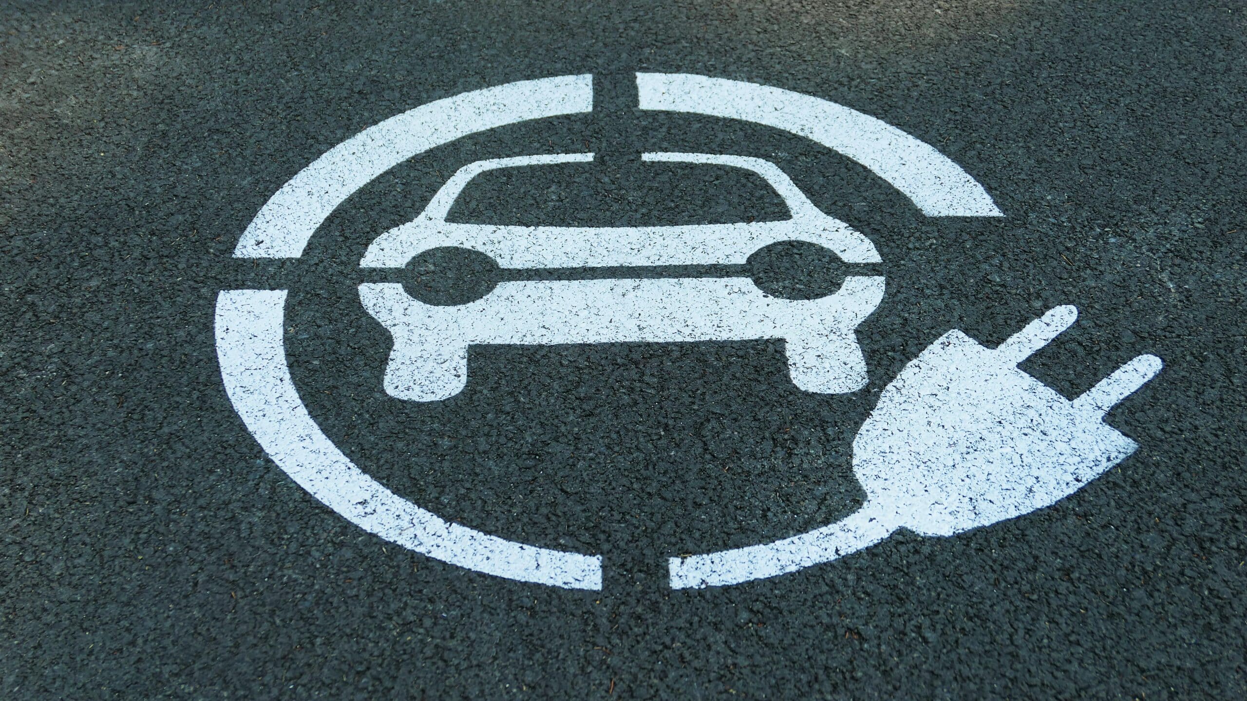 Recharge rapide ou domestique : quelles différences concrètes pour votre voiture électrique ?