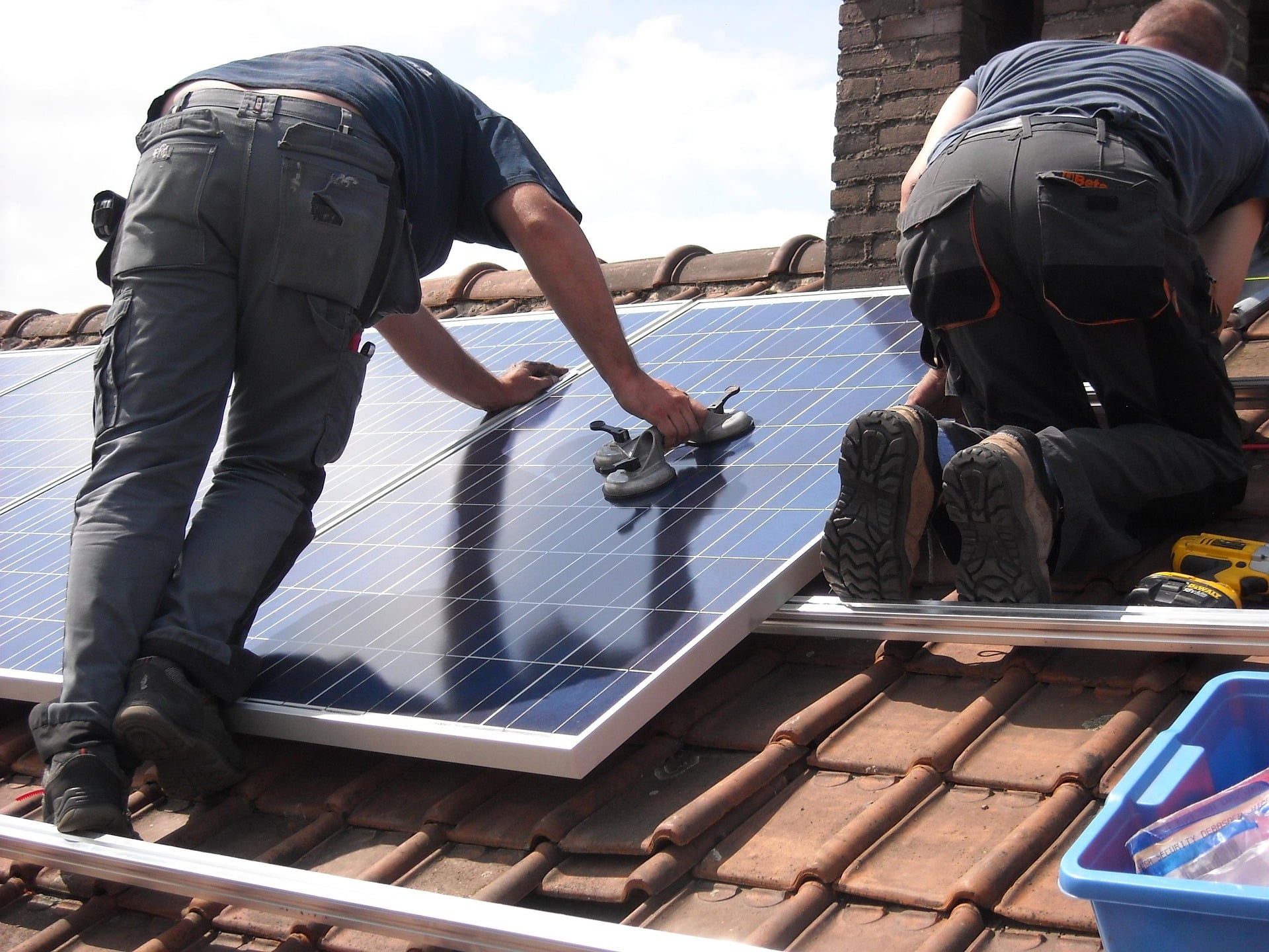 Recharge solaire à domicile : peut-on alimenter sa voiture avec ses panneaux photovoltaïques ?