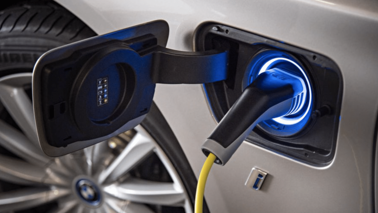 Recharger une voiture électrique deux fois plus vite