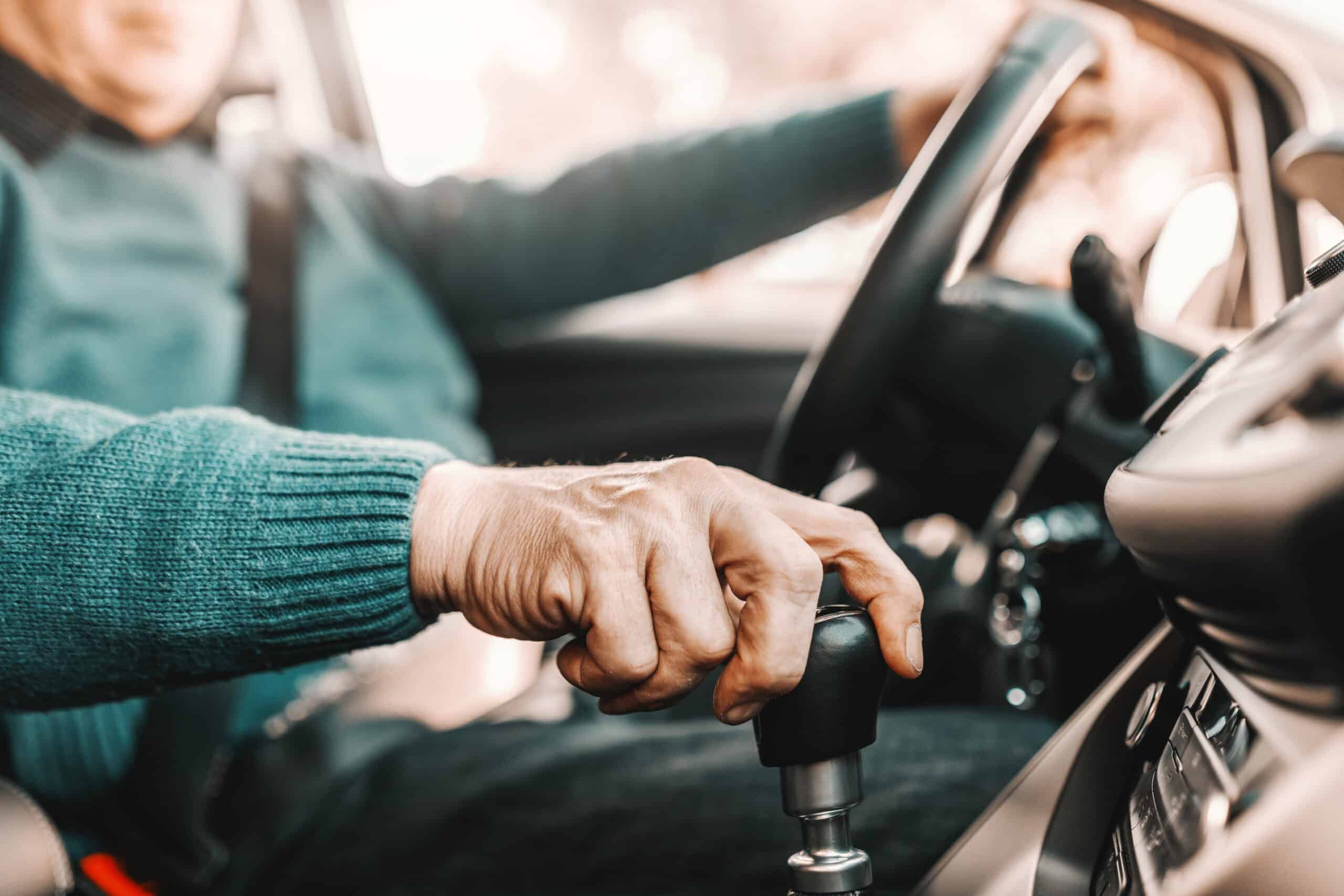 Restrictions du permis de conduire pour les seniors : une question complexe en Europe