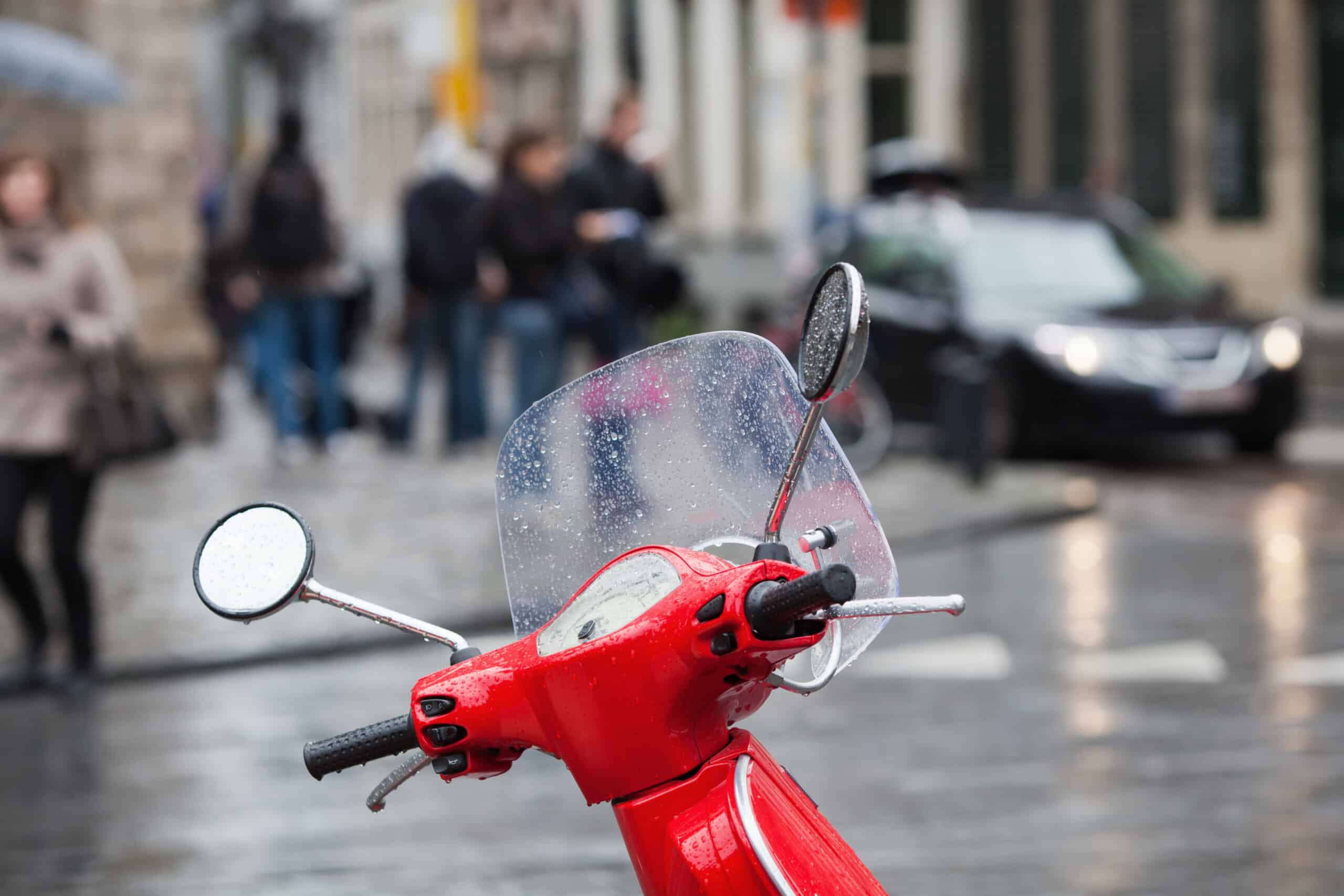 Scooter électrique et pluie : quels risques et comment rouler en sécurité ?