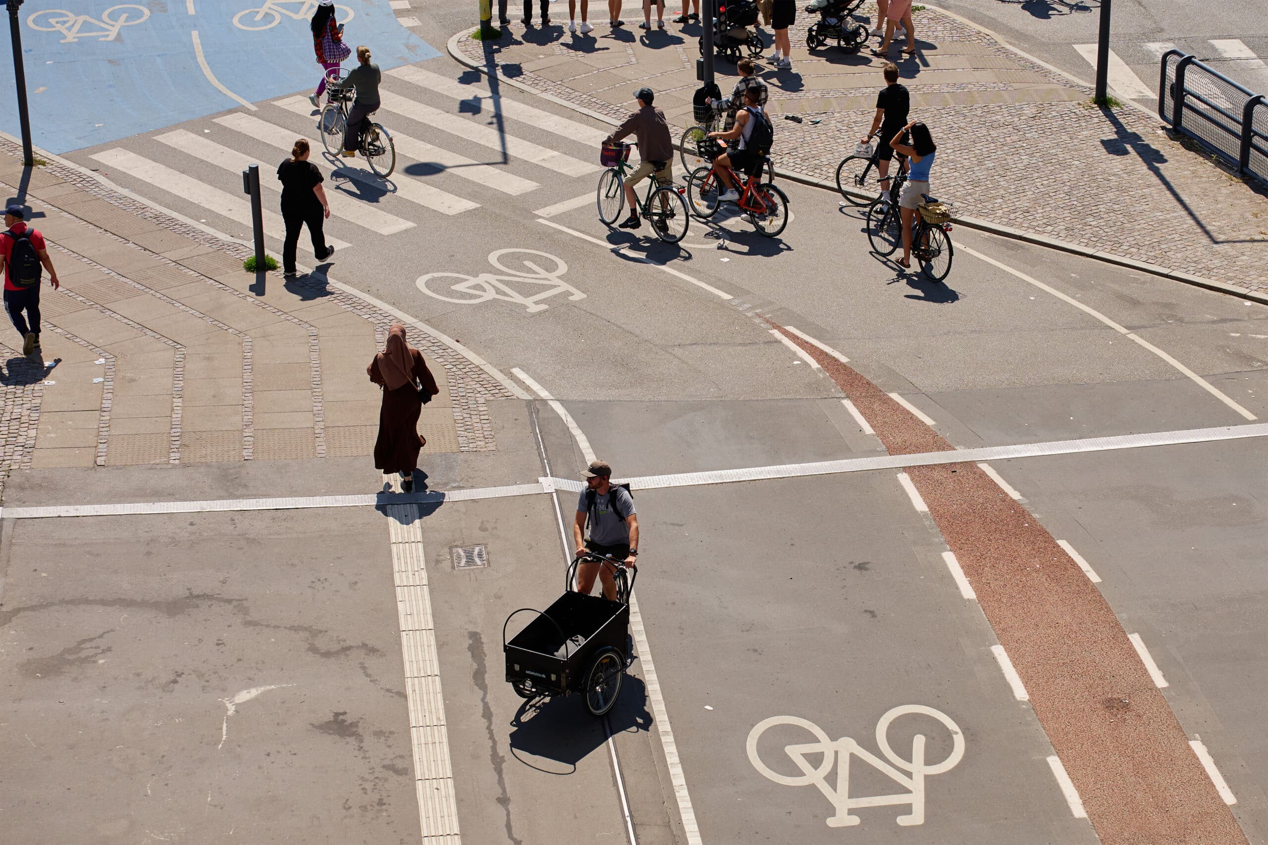 Scooter électrique ou vélo cargo : quelle solution est la plus adaptée en ville ?