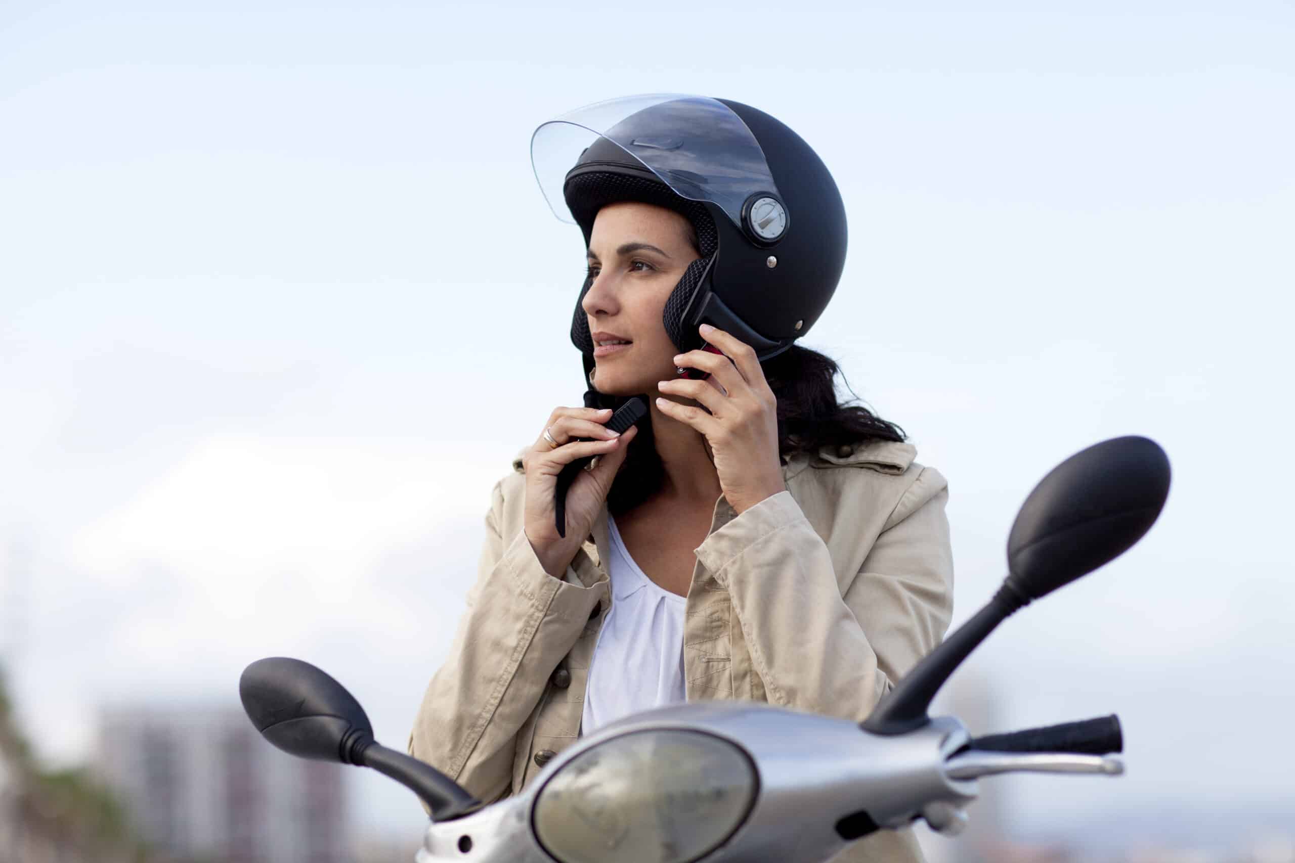 Sécurité en scooter : les équipements indispensables pour rouler sereinement en ville
