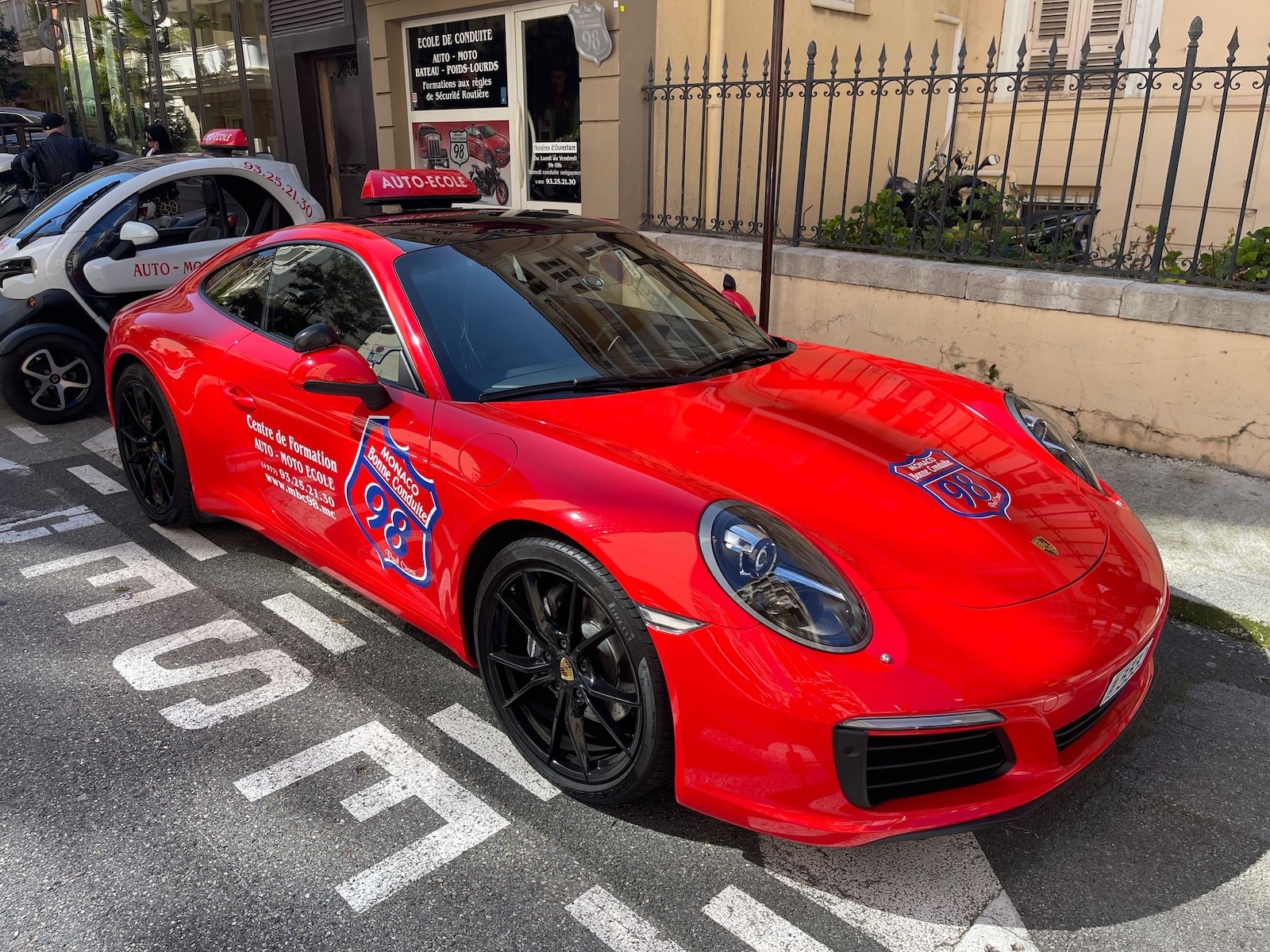 Une auto-école de Monaco innove avec une Porsche 911 pour la formation