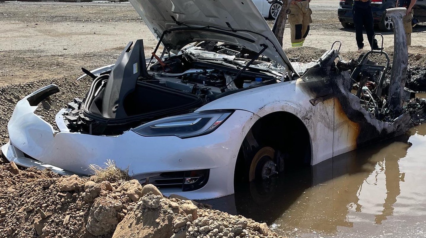 Une tesla prend feu après 3 semaines à la casse