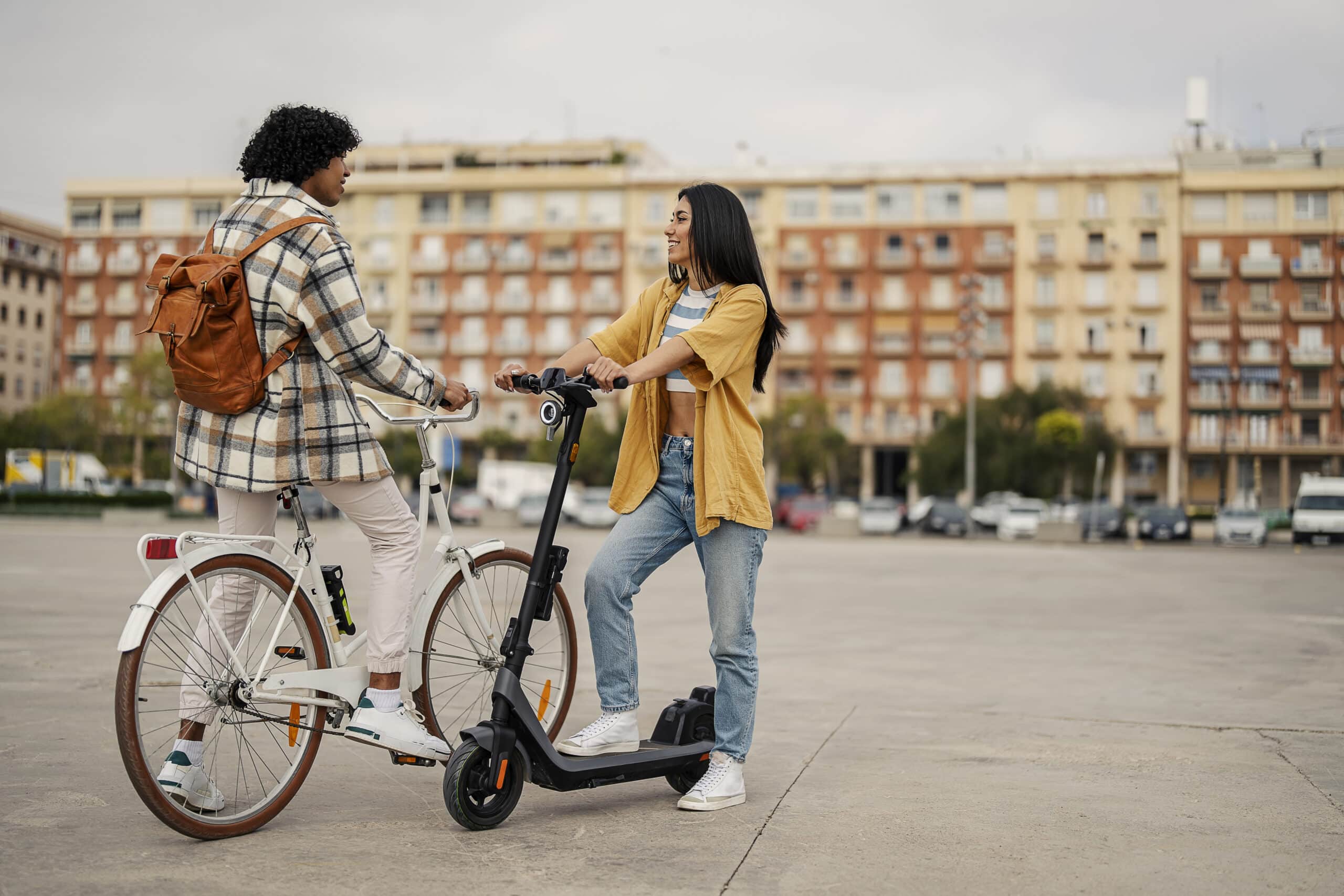 Vélo électrique ou trottinette : quel mode de déplacement choisir en ville ?