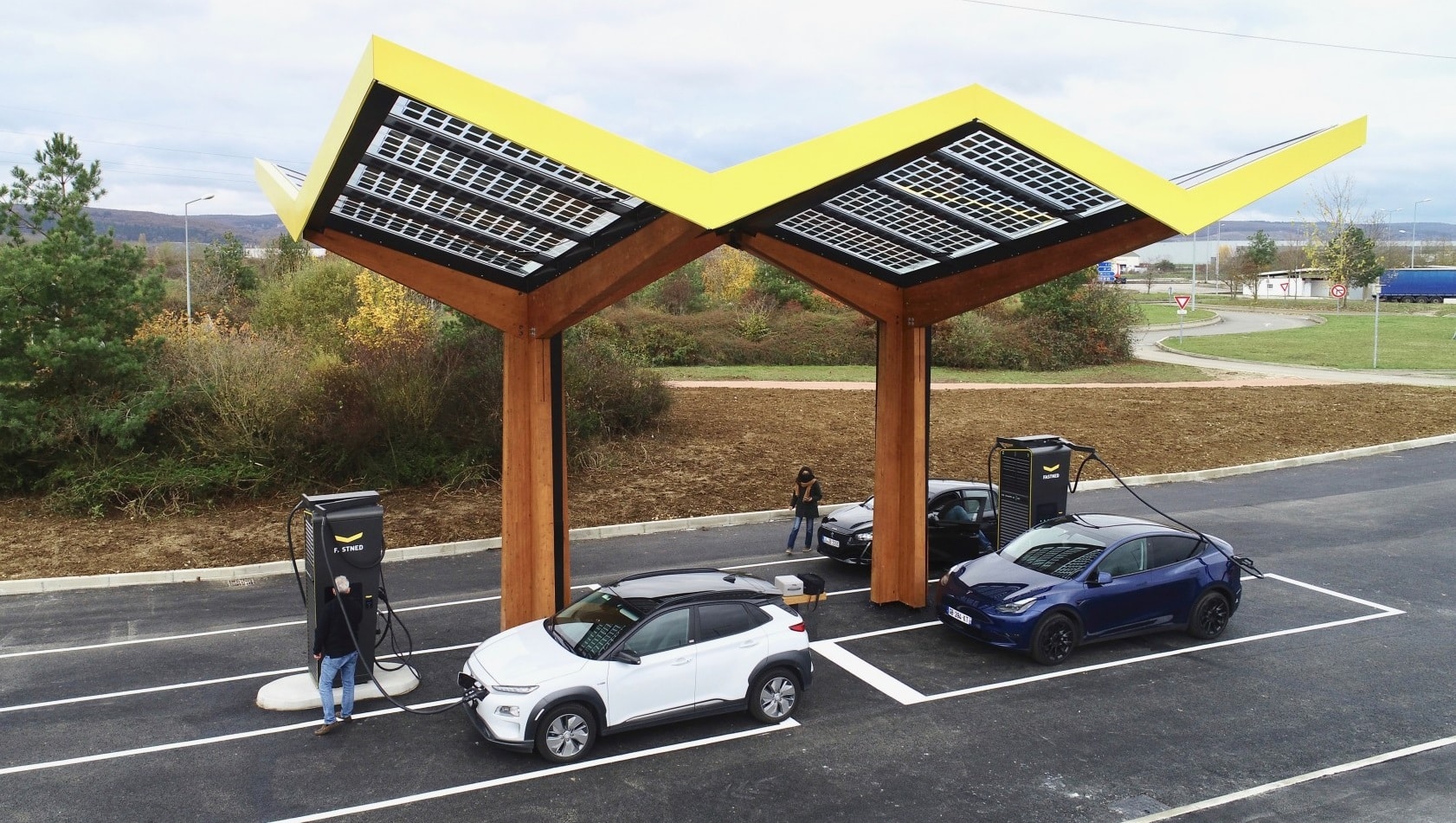 Voiture électrique, borne de recharge et vacances : quelles sont les régions les plus adaptées ?