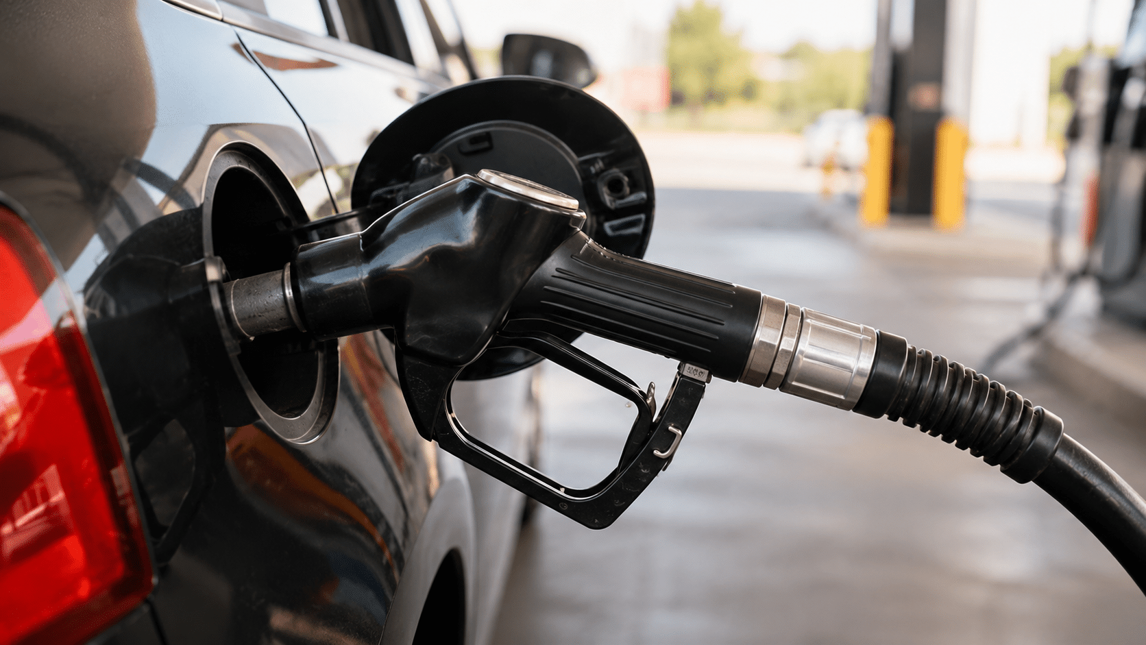Voiture : près de 3 000 euros de taxes par foyer, le vrai prix de la route en France