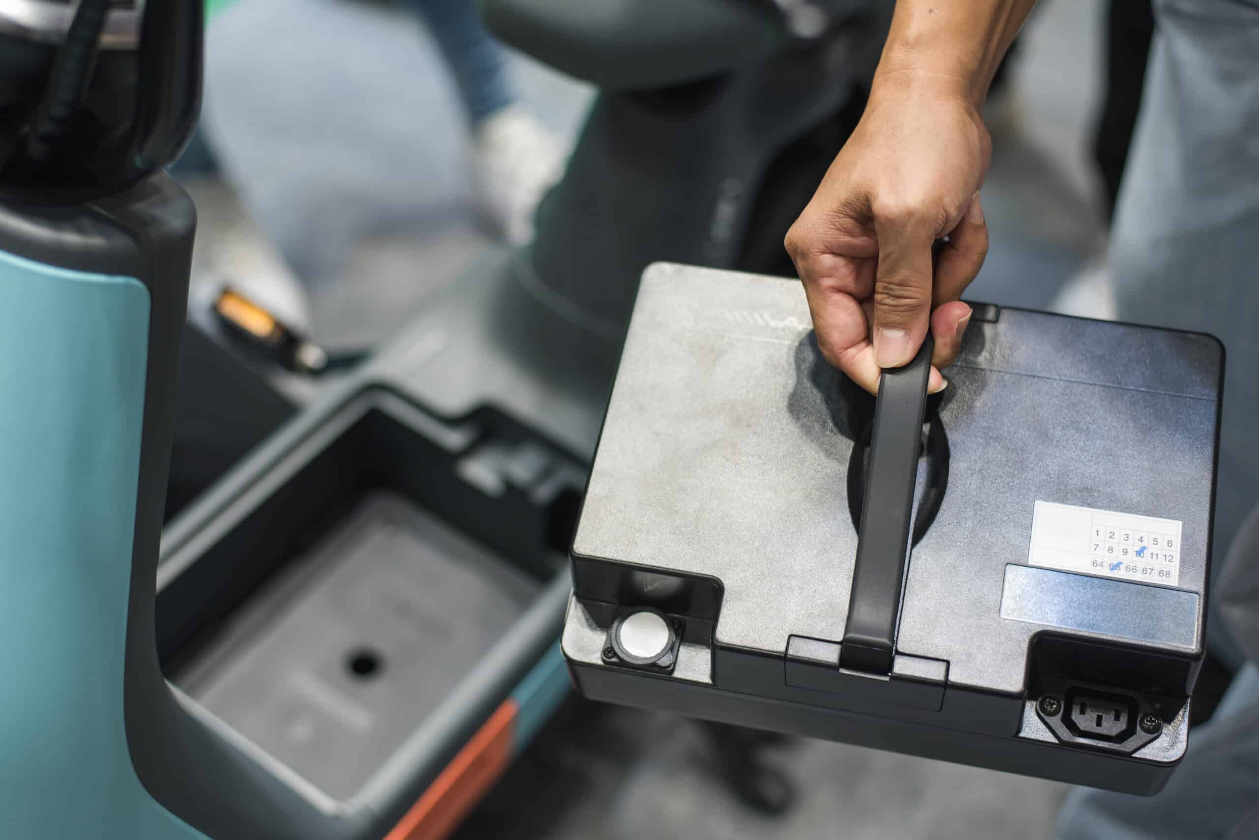 Batterie amovible ou fixe sur un scooter électrique : que choisir ?