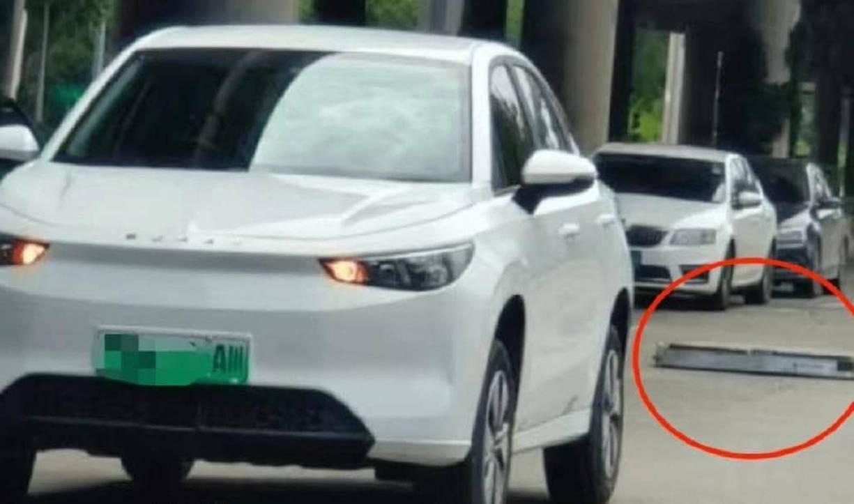 Une voiture électrique perd sa batterie en plein milieu de la route
