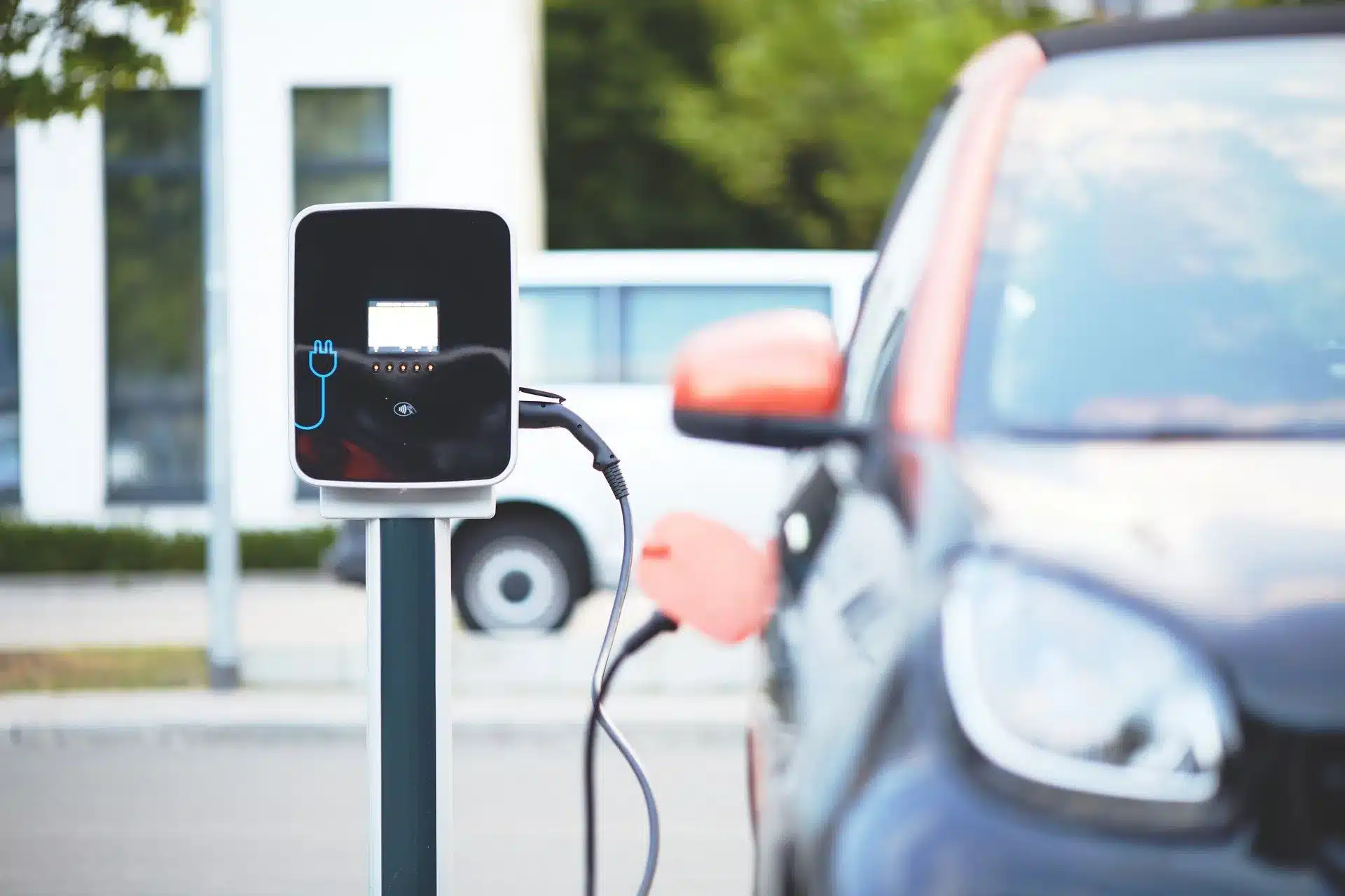 La borne de recharge rapide accélère en France