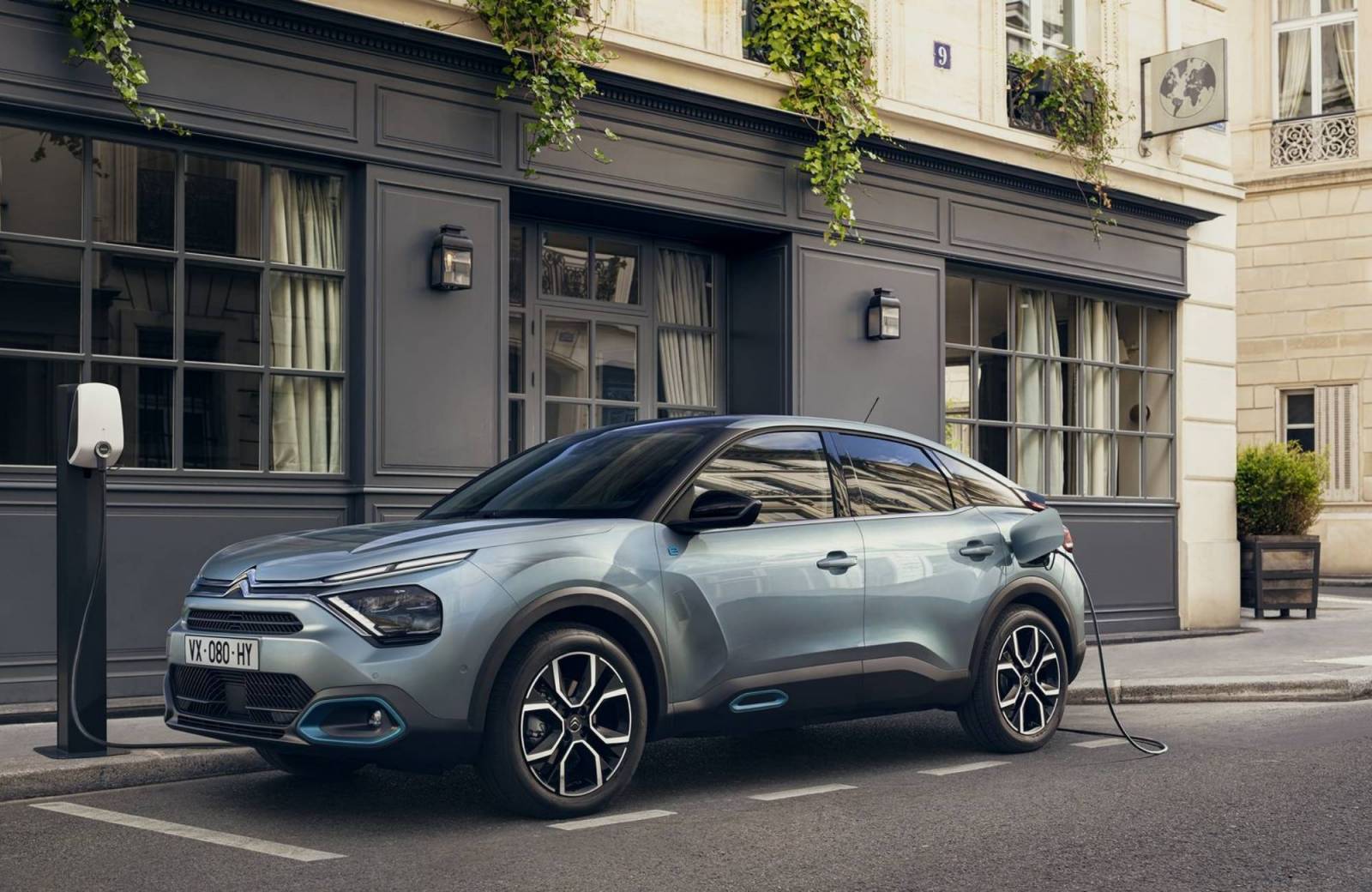 La Citroën e C4 électrique séduit plus que la version thermique