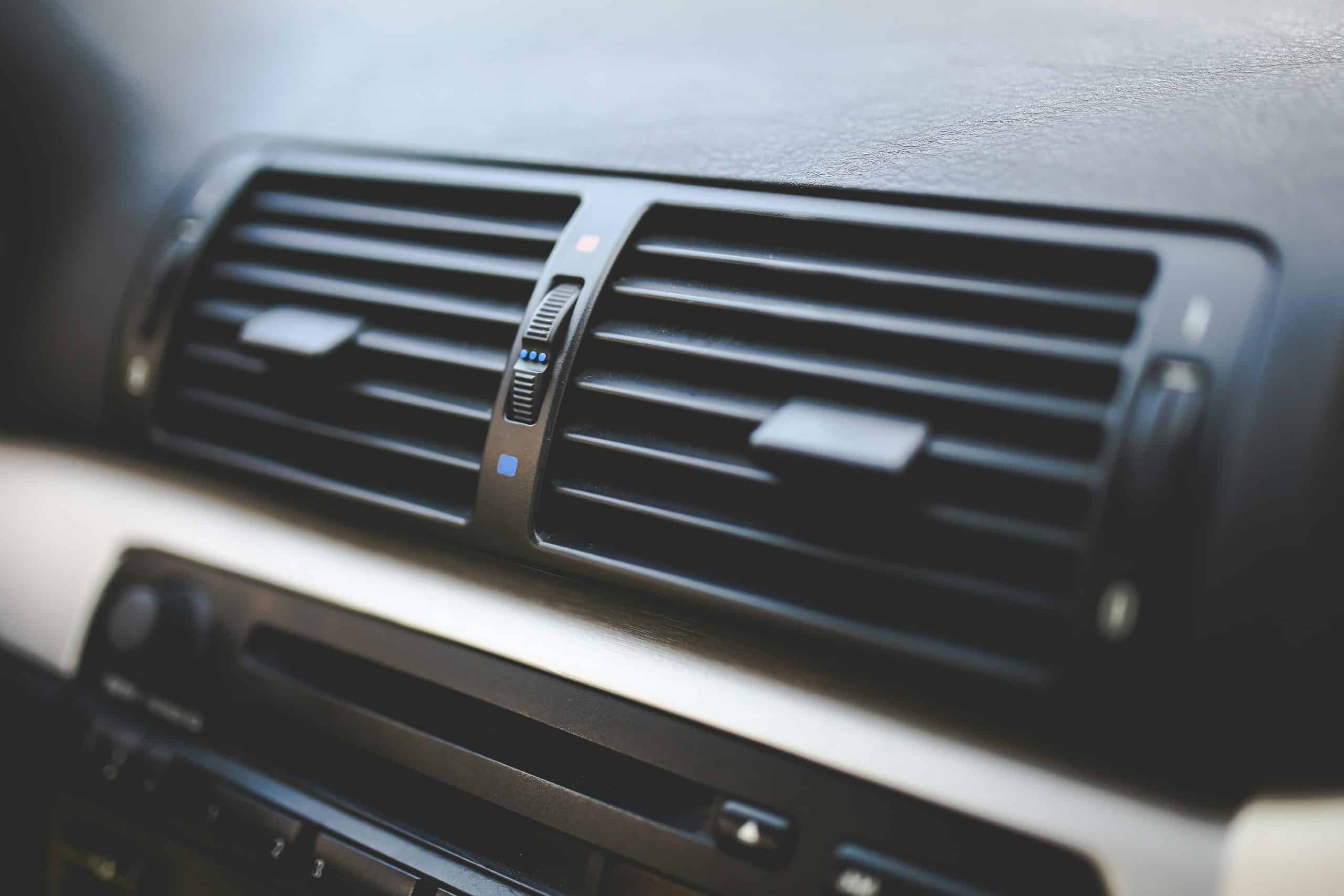 Entretenez votre climatisation voiture pour un été frais et confortable