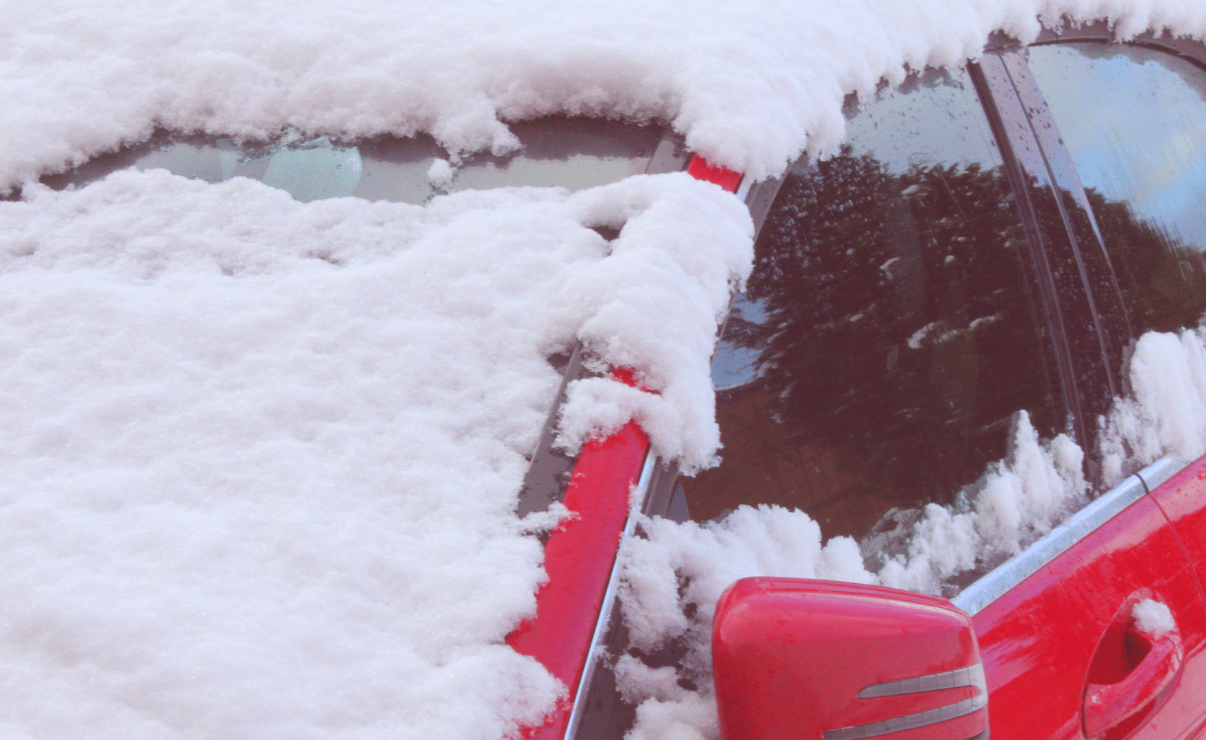 Conduire en toute sécurité sur la neige et glaces : conseils pratiques et équipements indispensables