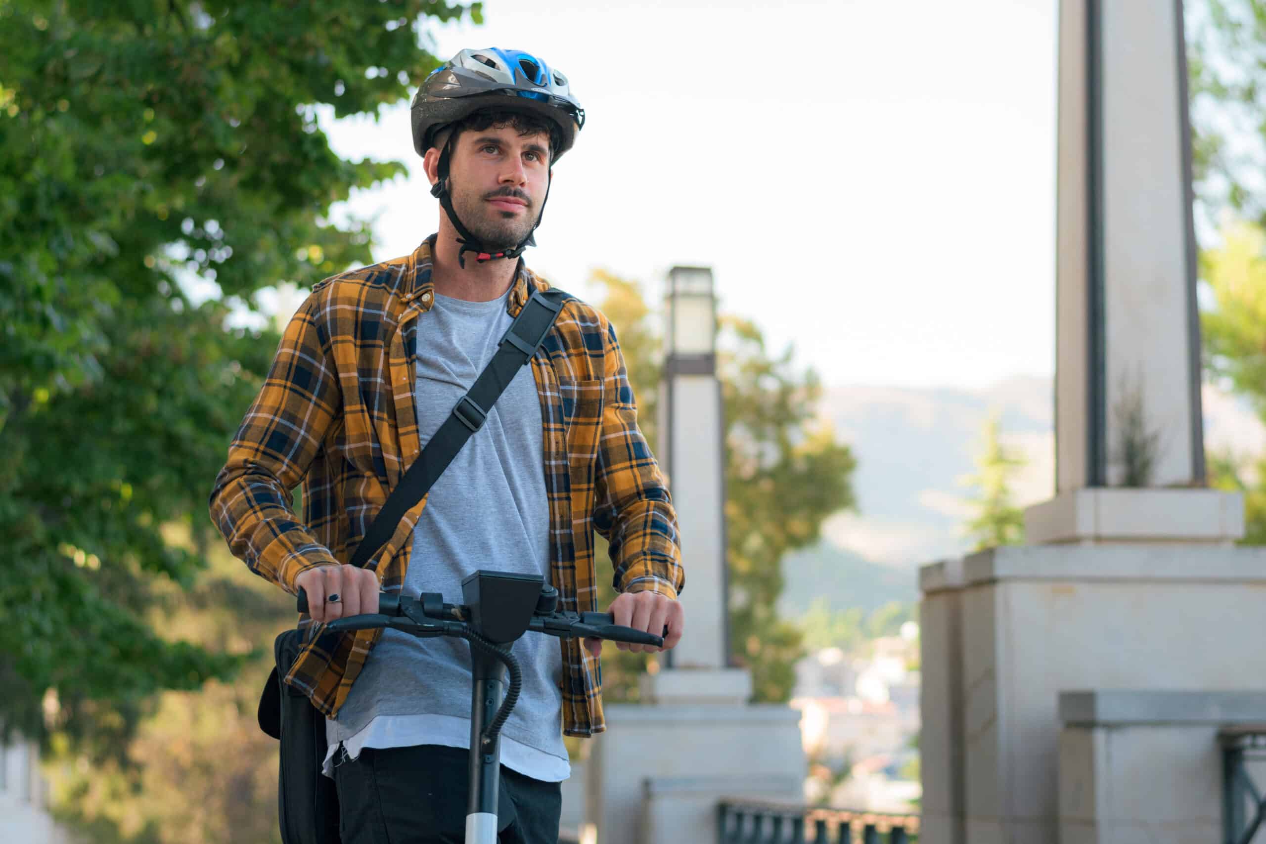 De nouvelles villes rendent le port du casque pour trottinette obligatoire
