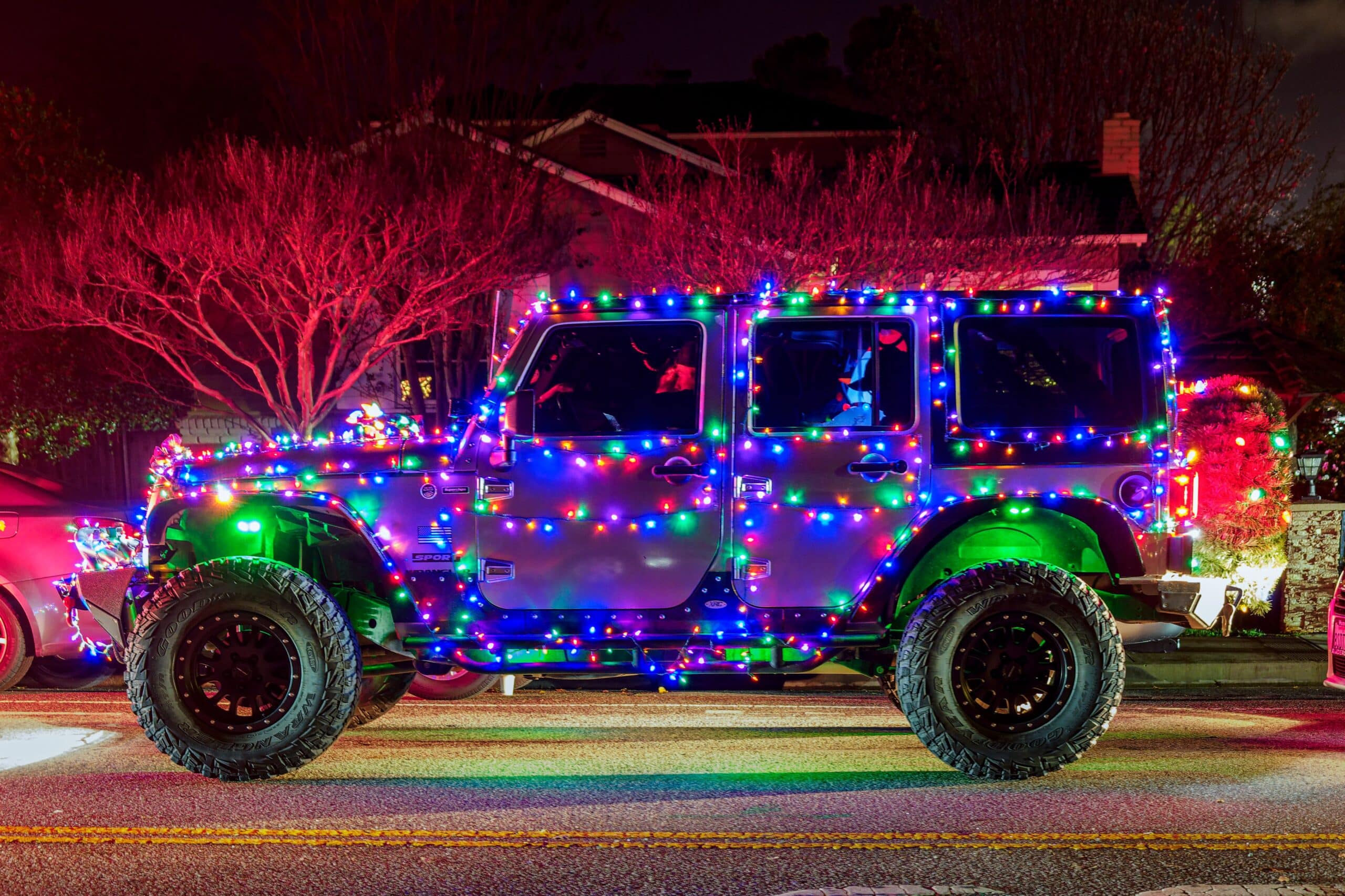 Décorer sa voiture pour Noël : que dit vraiment la loi ?