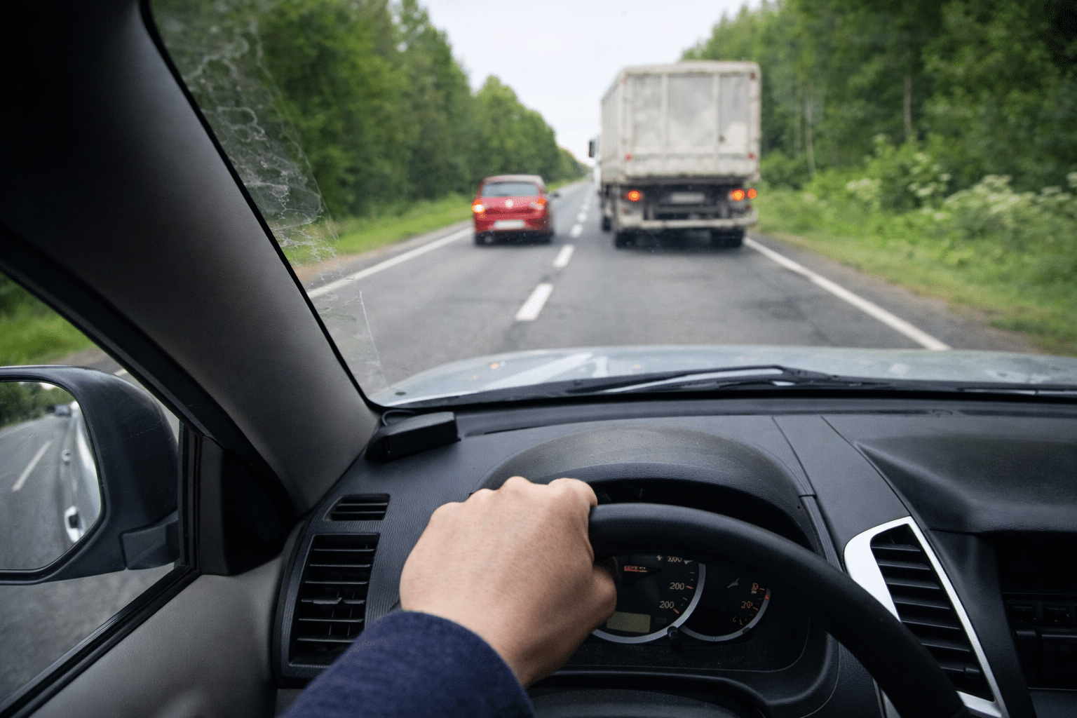 Dépassement sur la route : peut-on dépasser la limite de vitesse pour doubler ?
