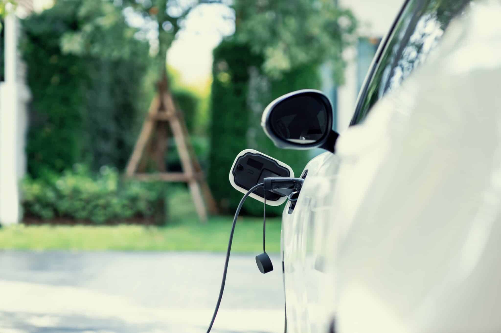 Conduire une voiture électrique nécessite une assurance auto et un permis de conduire particulier ?