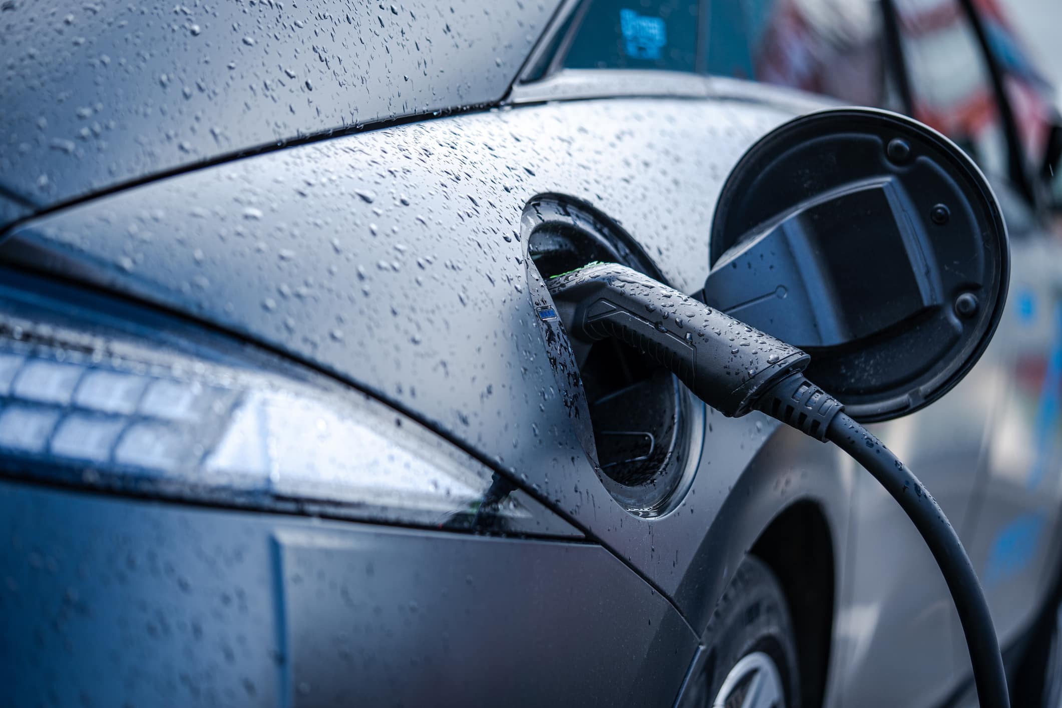 Est-il possible de recharger sa voiture électrique sous la pluie ?