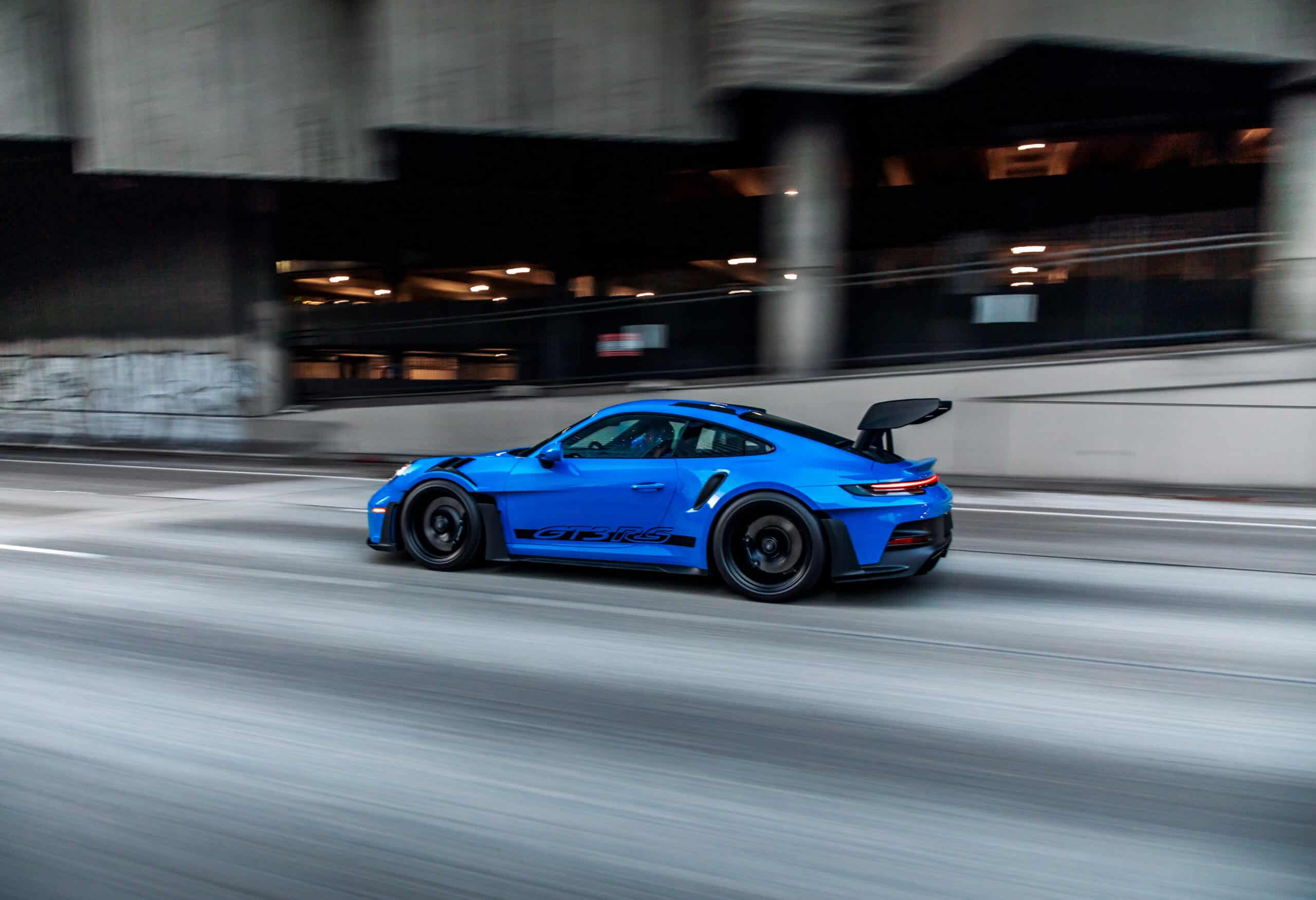 Évolution stratégique de Porsche : suppression d'emplois et réorientation des investissements