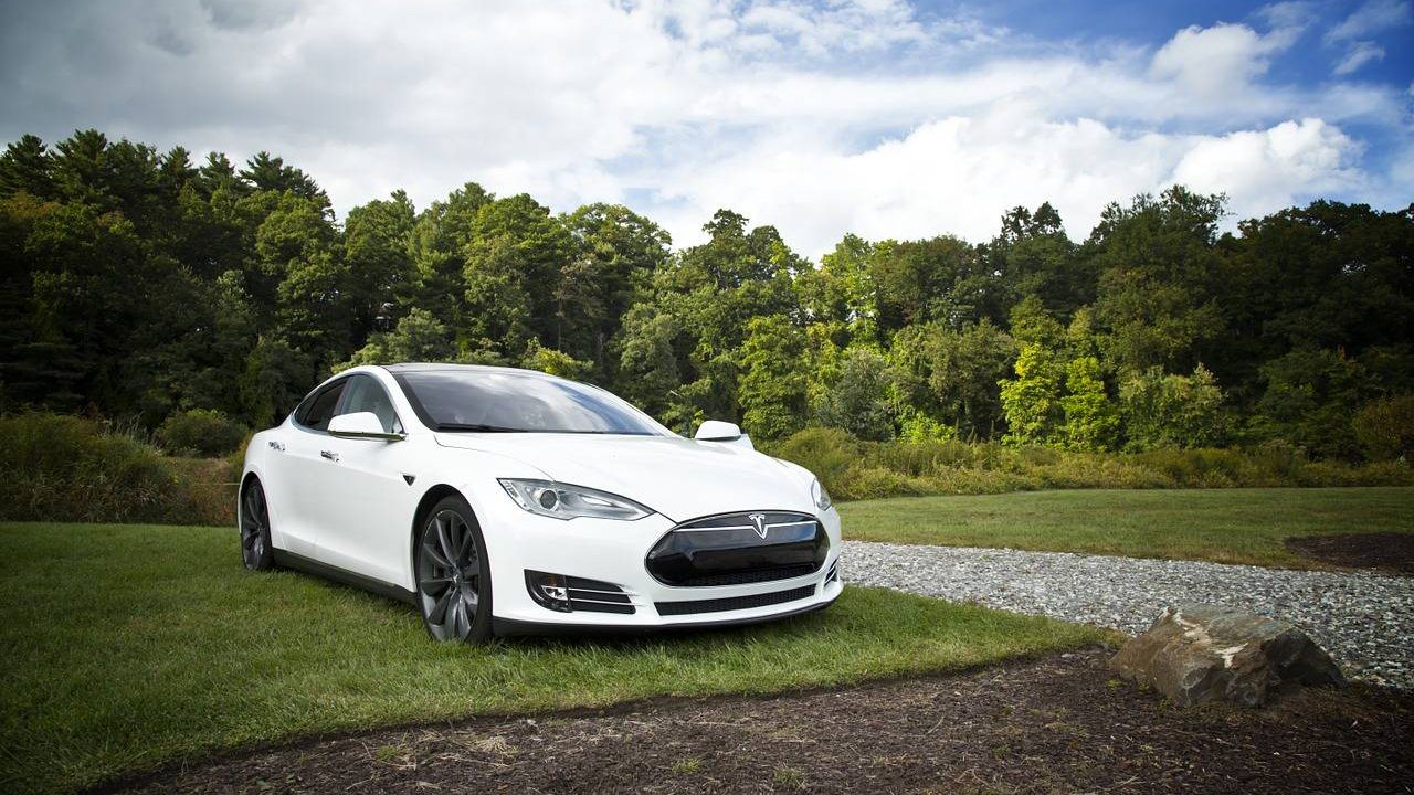 Assurance tesla : jusqu'à 30% moins chère ?