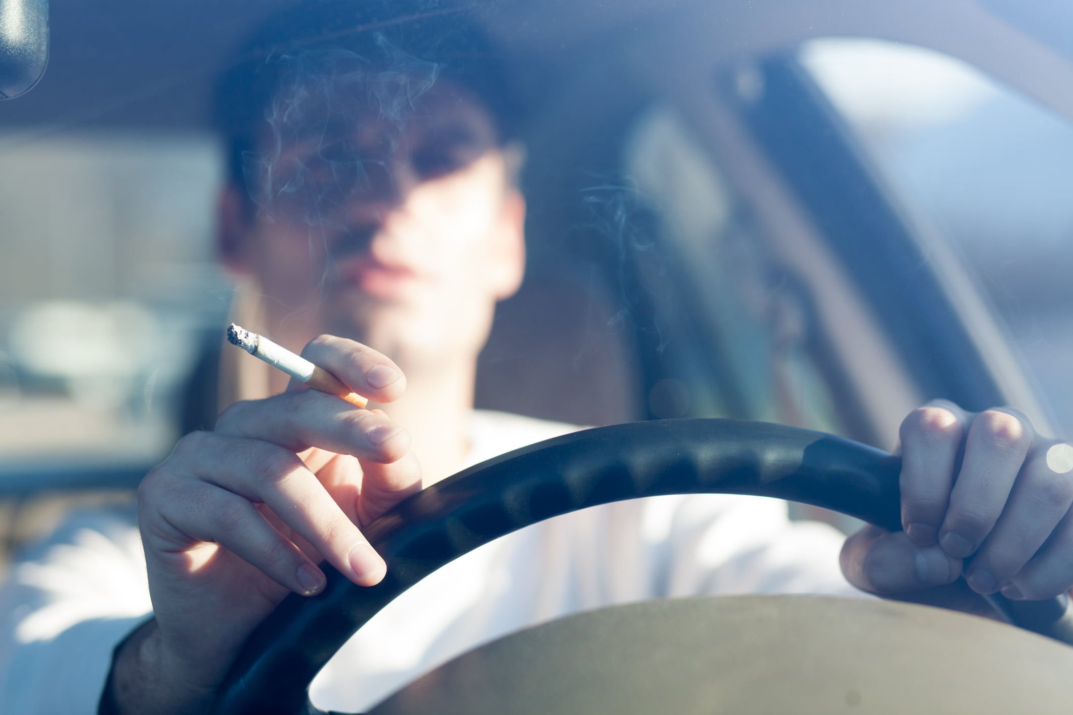 Fumer en voiture : ce que la loi autorise vraiment et les règles à connaître