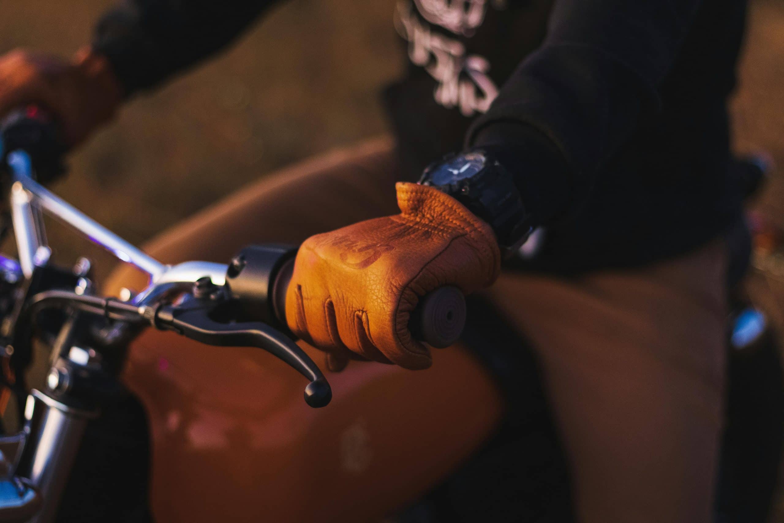 Assurance moto : le port des gants est obligatoire