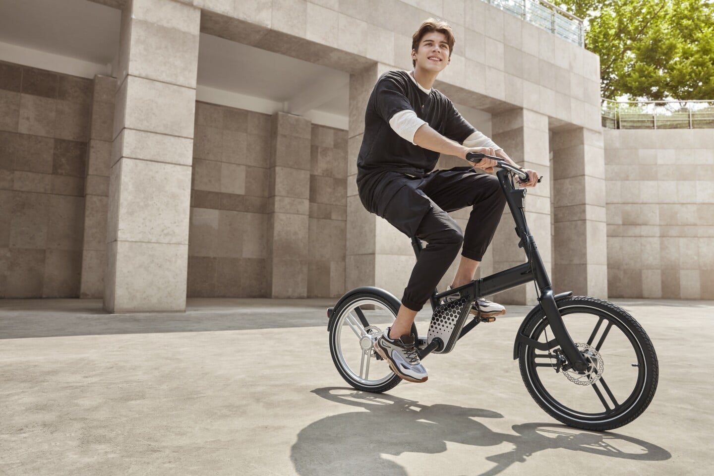 Honbike sort un e-bike pliant et minimaliste