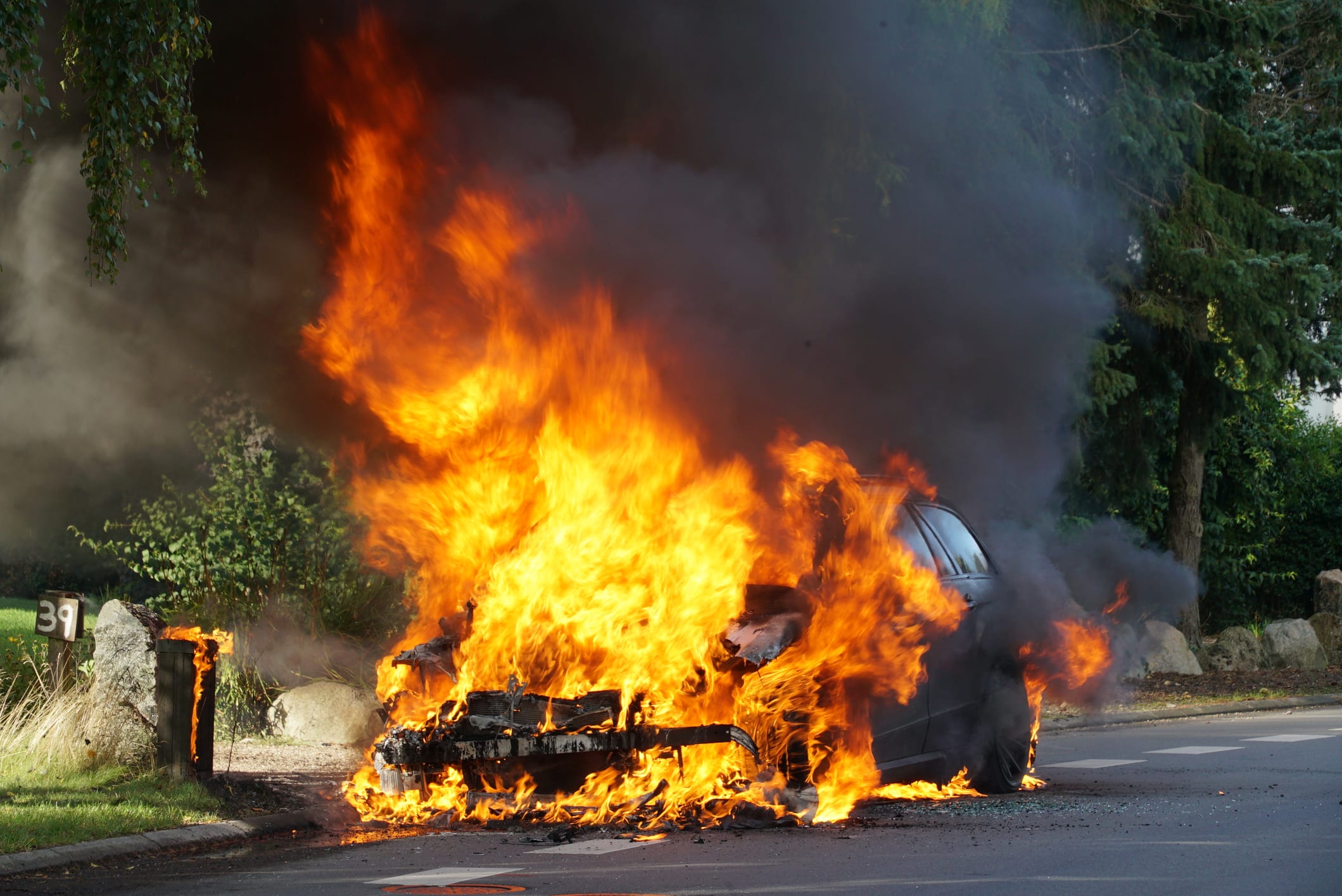 Incendie de voiture lors d'émeutes : êtes-vous bien assuré ?